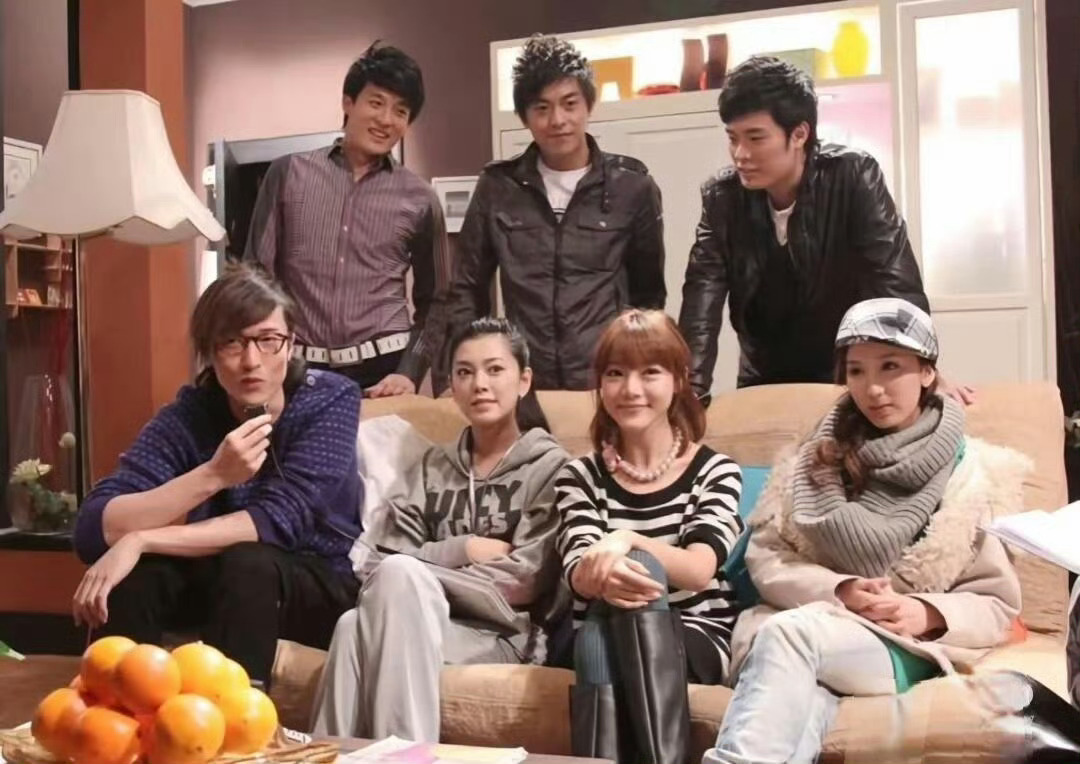 陈赫王传君金世佳同框2025年12月1日上海戏剧学院80周年校庆，一张校友聚餐合