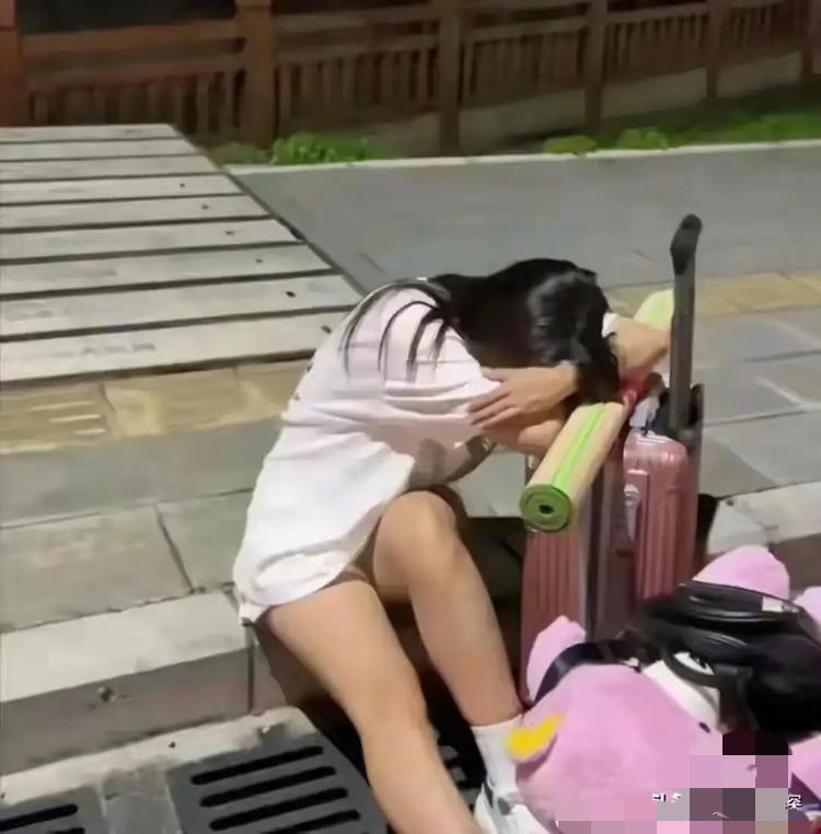 哭有什么用？之前再三劝阻，偏要执意去东莞进厂打工。结果进厂还不到半天，就扛不住辛