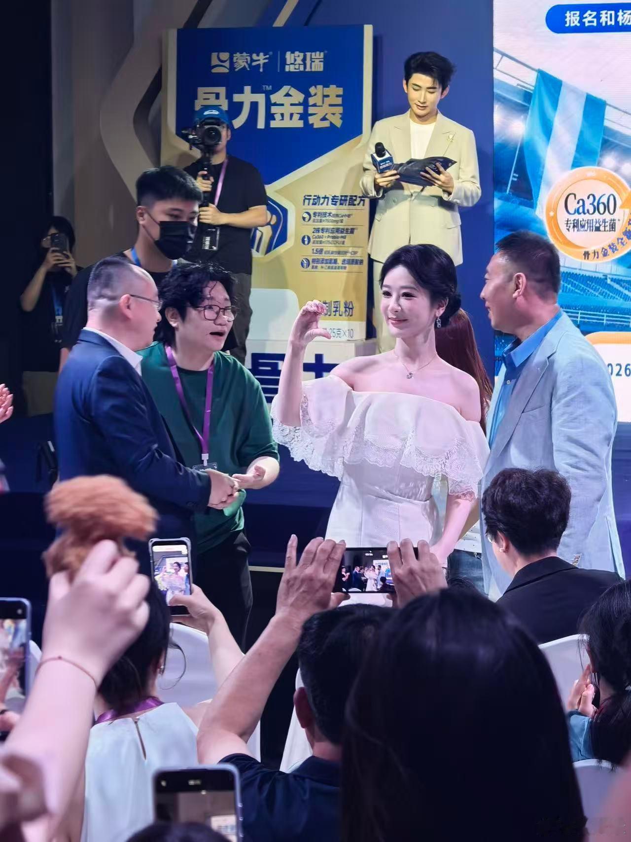 杨紫携紫爸下班 杨紫穿绝美礼服和紫爸下班，一路挥手超宠粉，状态太好了，紫爸超亲切