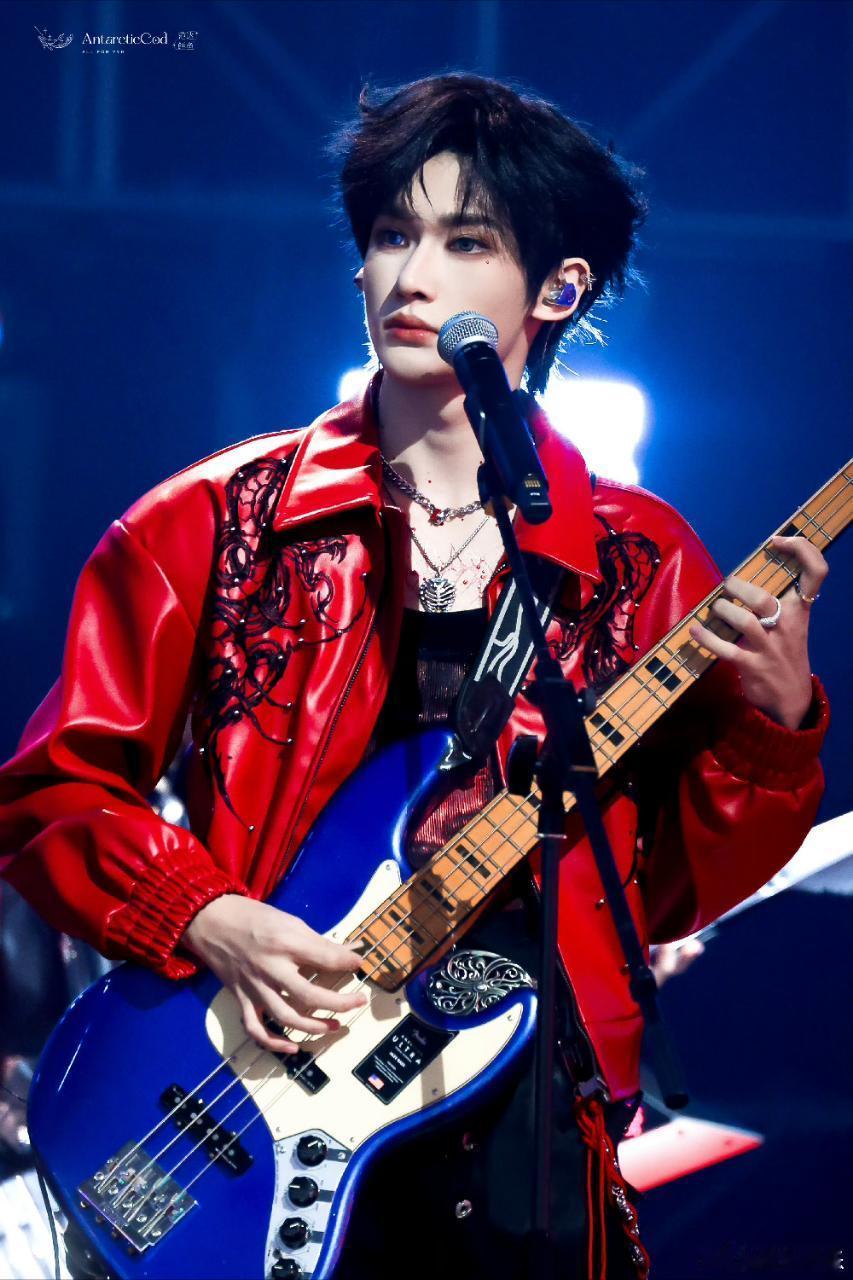 把应援色化作瞳孔星河！右蓝左绿的异色美瞳暗藏巧思——双色正是粉丝应援色系，堪称“