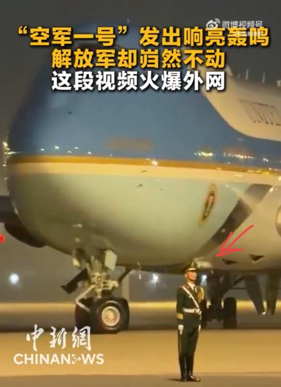 这位兵哥哥不仅让咱们自豪，还直接火爆外网了。 
在飞机发动机的全力冲击下，他愣是