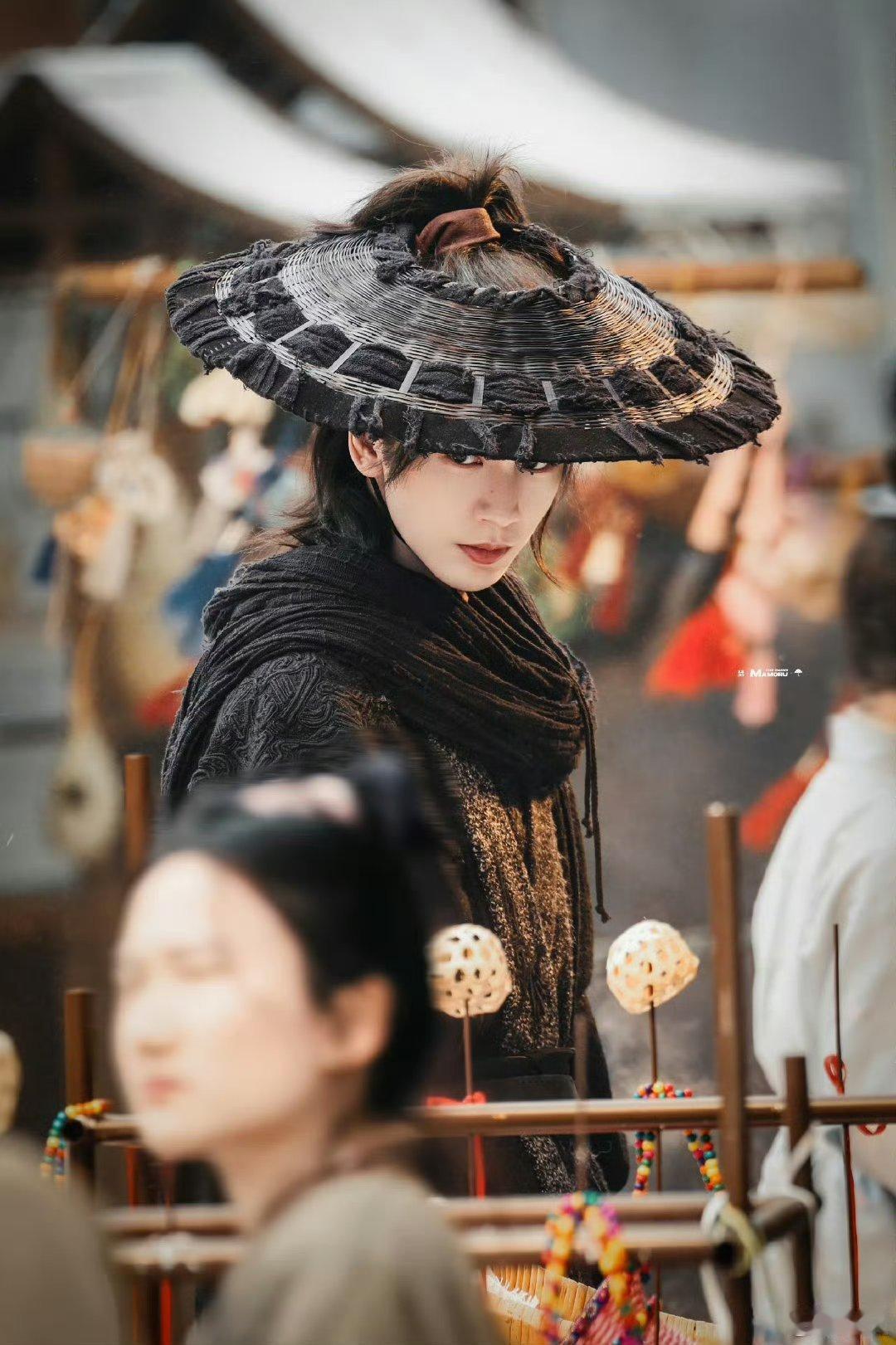 张凌赫归鸾斗笠造型诚然 脸太伟大了 