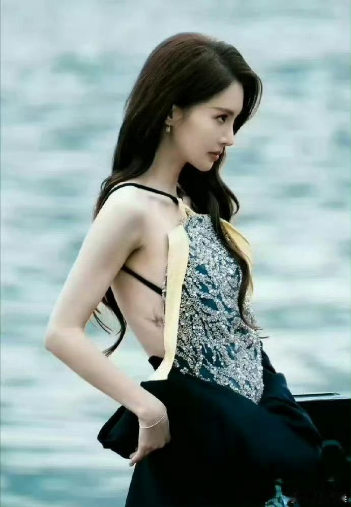金晨毫不避讳她腰间的蝴蝶纹身 谁说纹身的就不是好女孩 