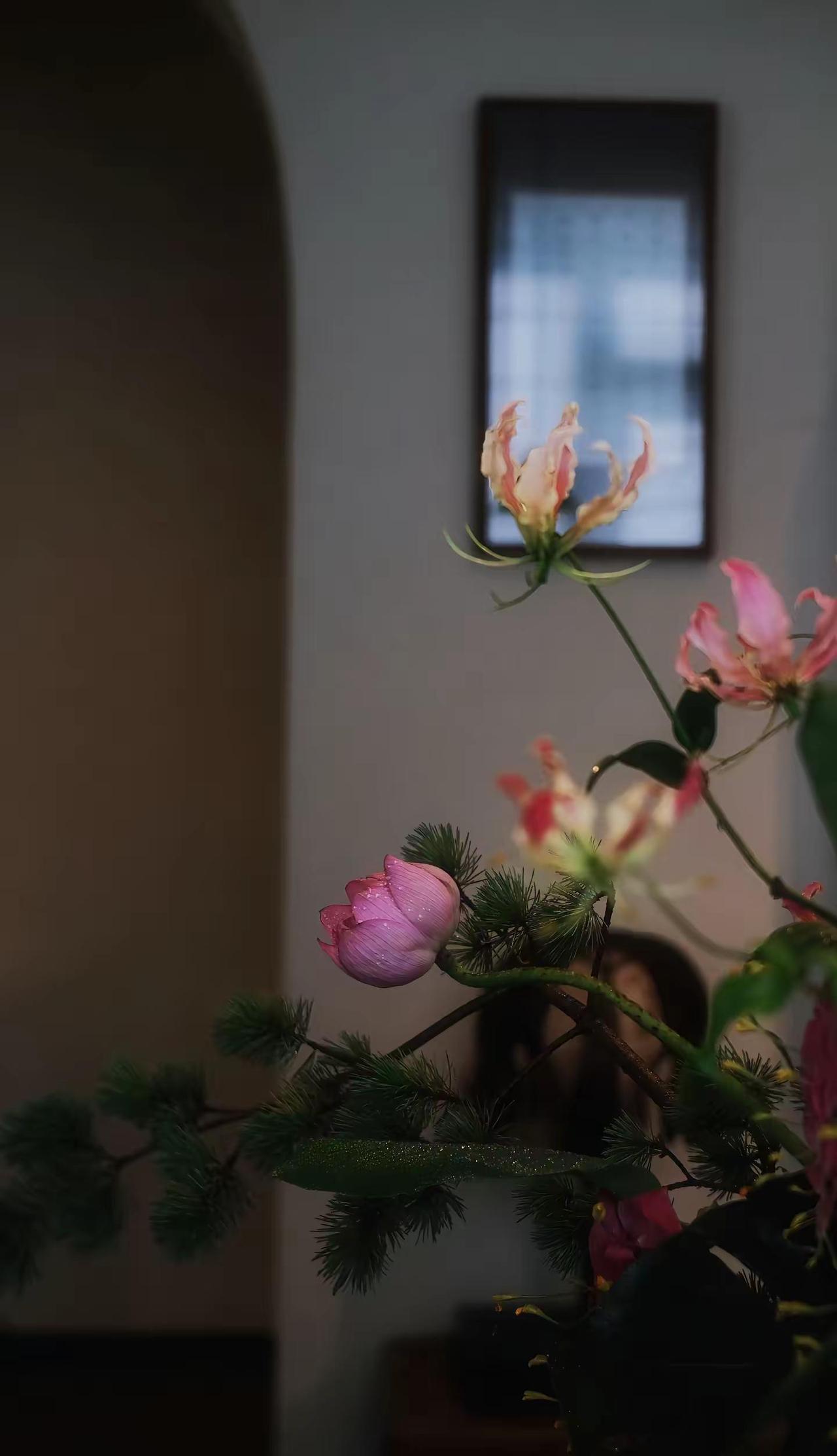 吴越在《十三邀》里说了一句话，我反反复复回看了好几遍：“命运给你的礼物，包装往往