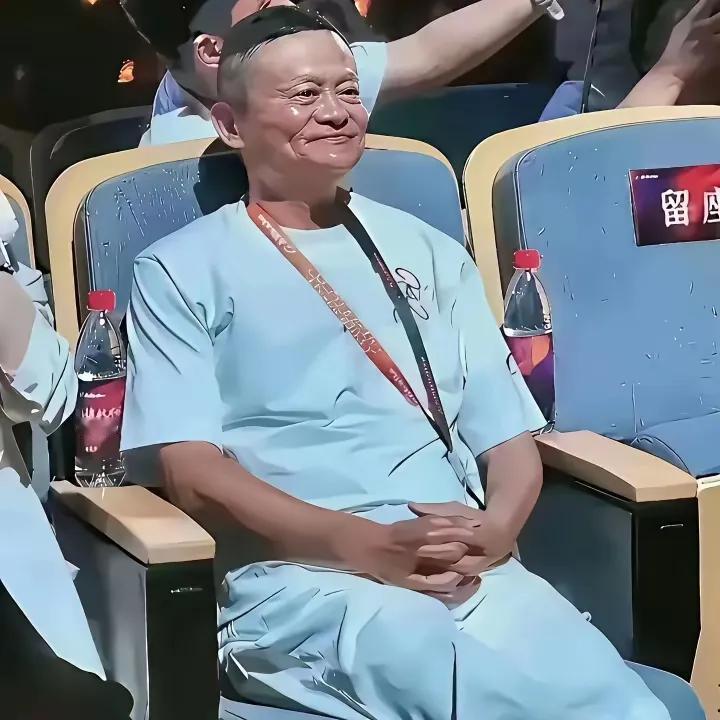 阿里巴巴市值重返三万亿，马云回来了，看得出来，他心情非常开心。
据说，前一晚马云
