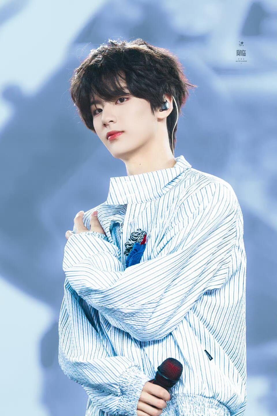 李煜东 四代唯一视觉中心 一眼沦陷的神颜，舞台焦点永不变~TF家族四代李煜东，颜