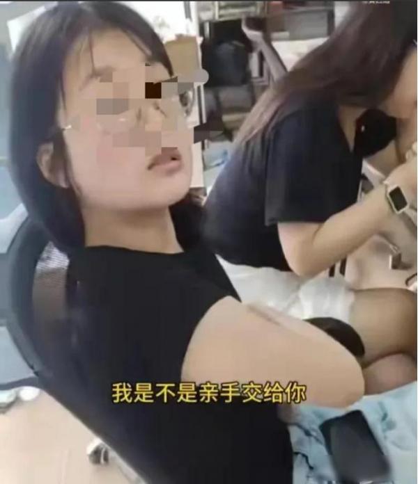 天啊，真丢人，都传到海外去了，外卖员与女子的现场对峙视频，在海外社交平台播放量超