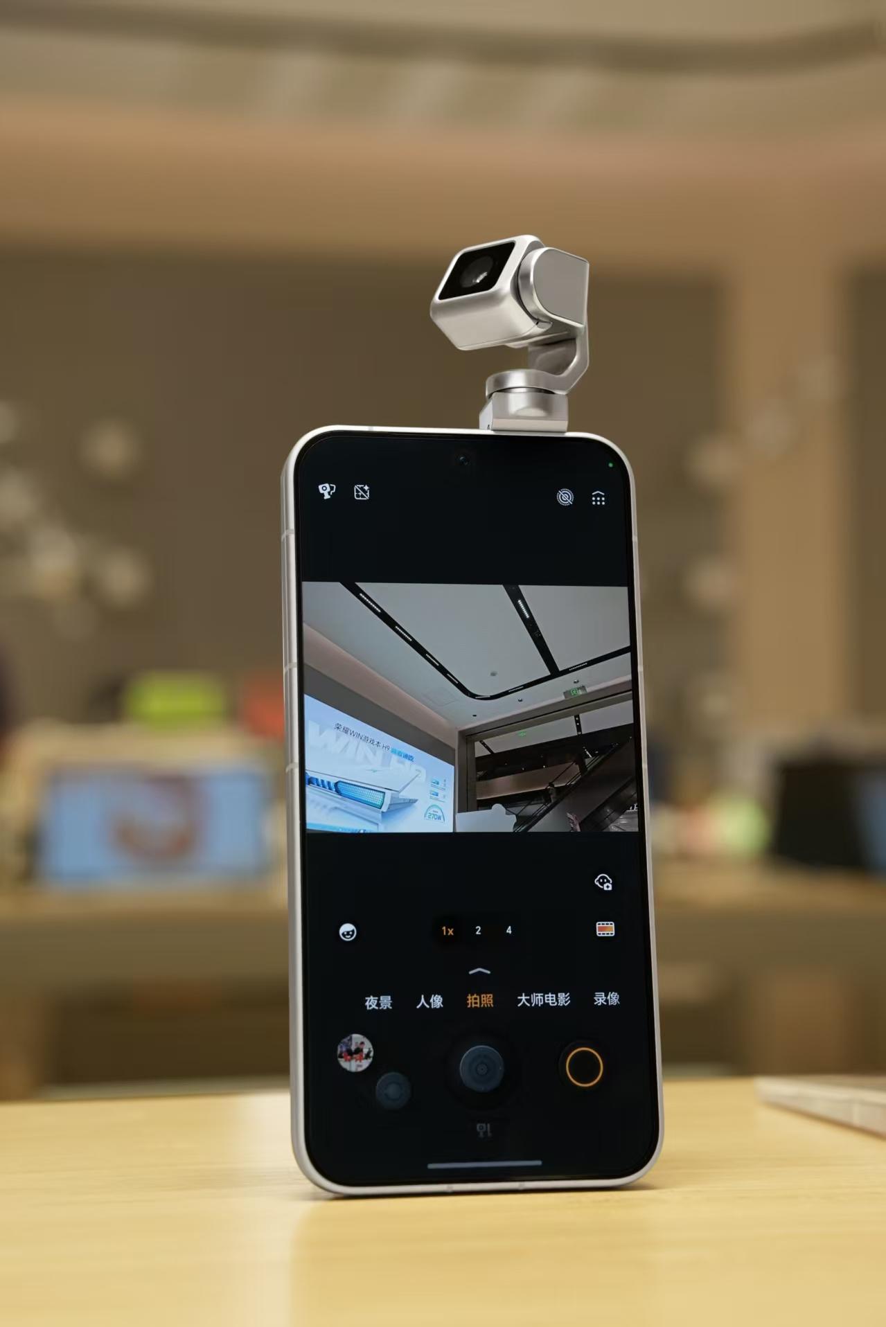 7月17日，荣耀Robot Phone登陆央视世界杯报道视频，惊艳全网，全球首台