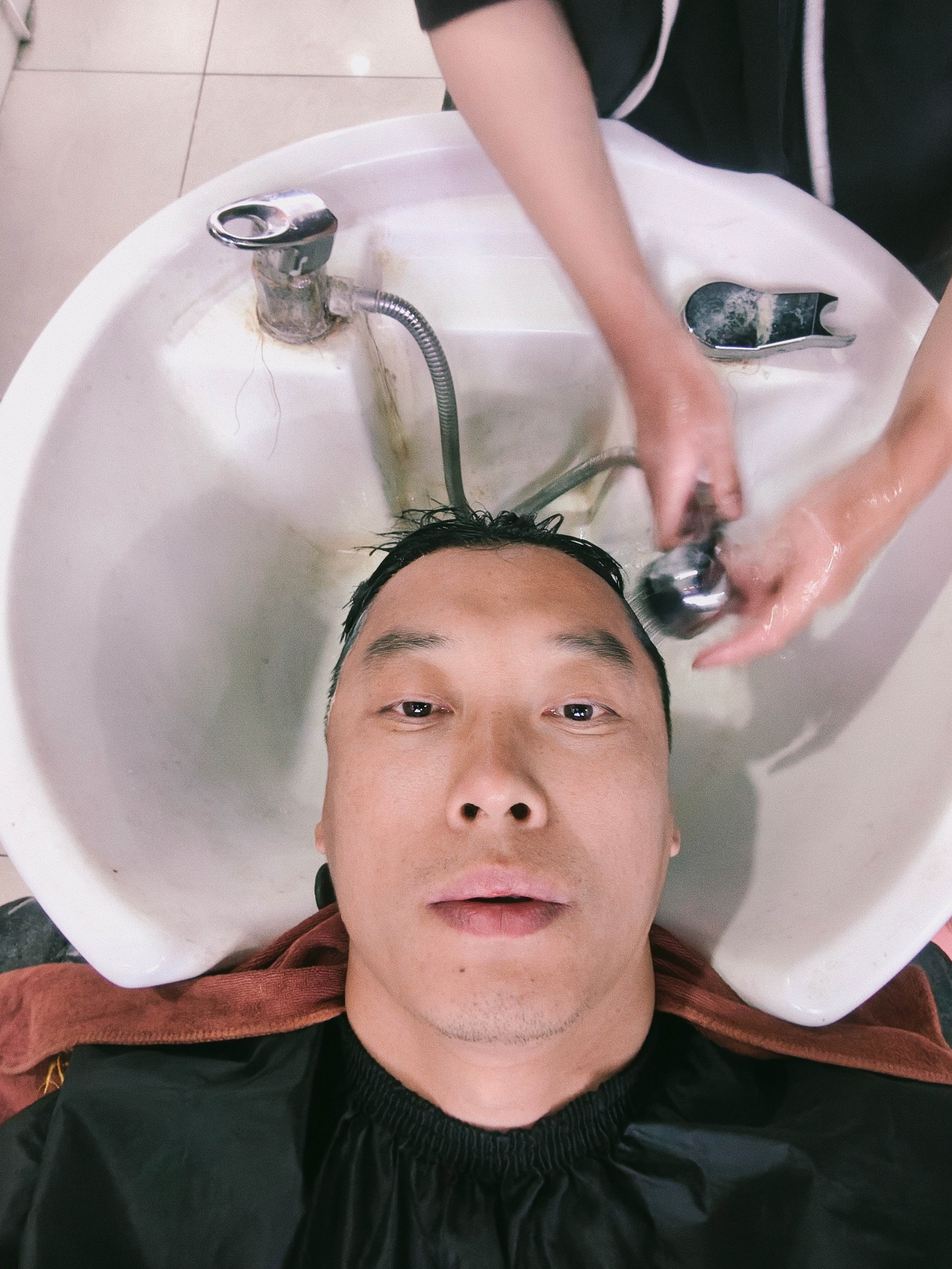 在村里理发店能听到任贤齐的《心太软》，感觉回到高中时代，美妙 