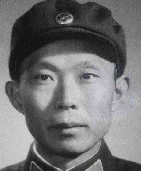 1976年，胡炜以军委办公厅主任的身份，最后一次走进会议室，彼时的他浑然不觉，是