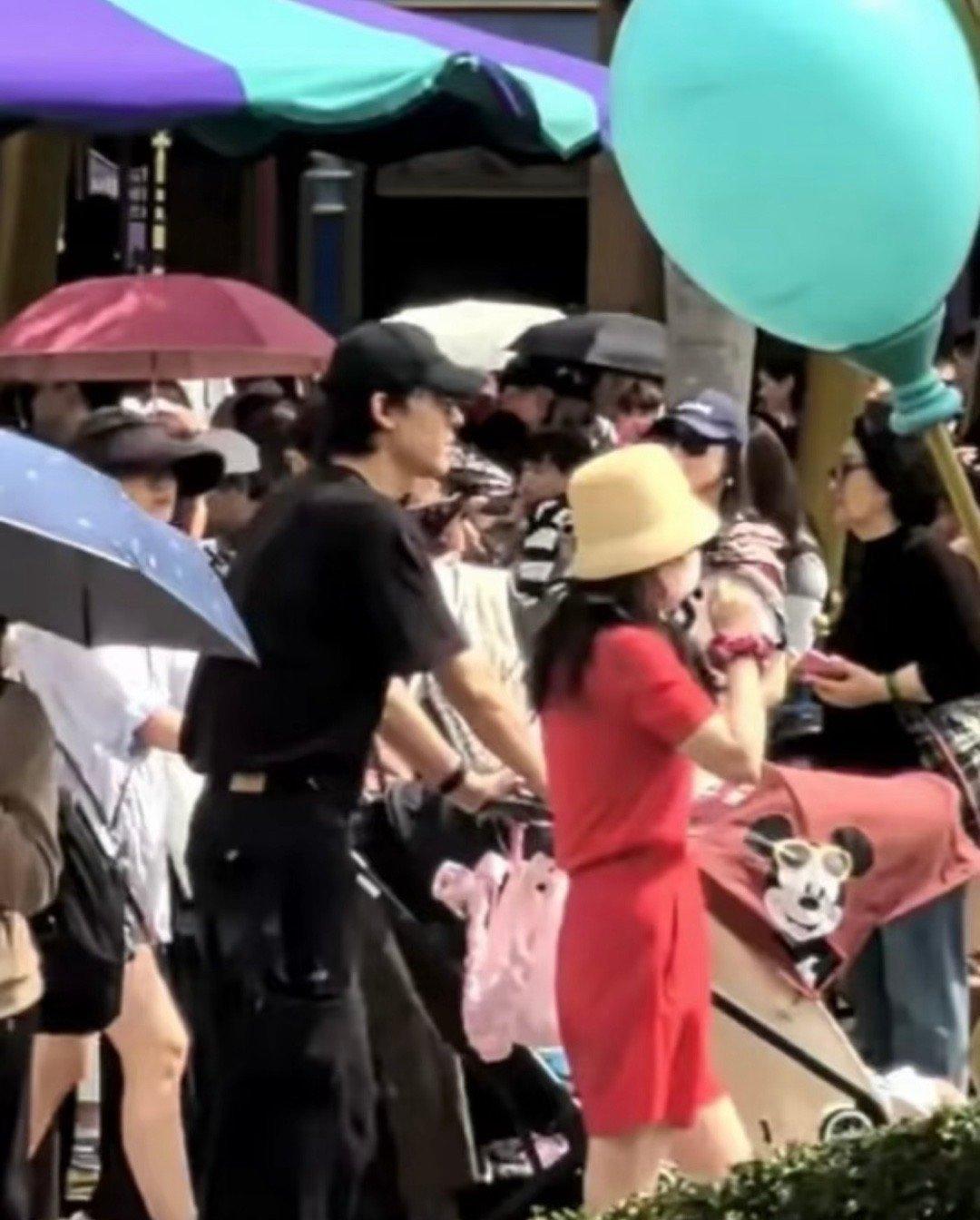 吴倩头一天被传复婚，第二天就在节目里辟谣了没有和张雨剑复婚。

吴倩一出道就是华