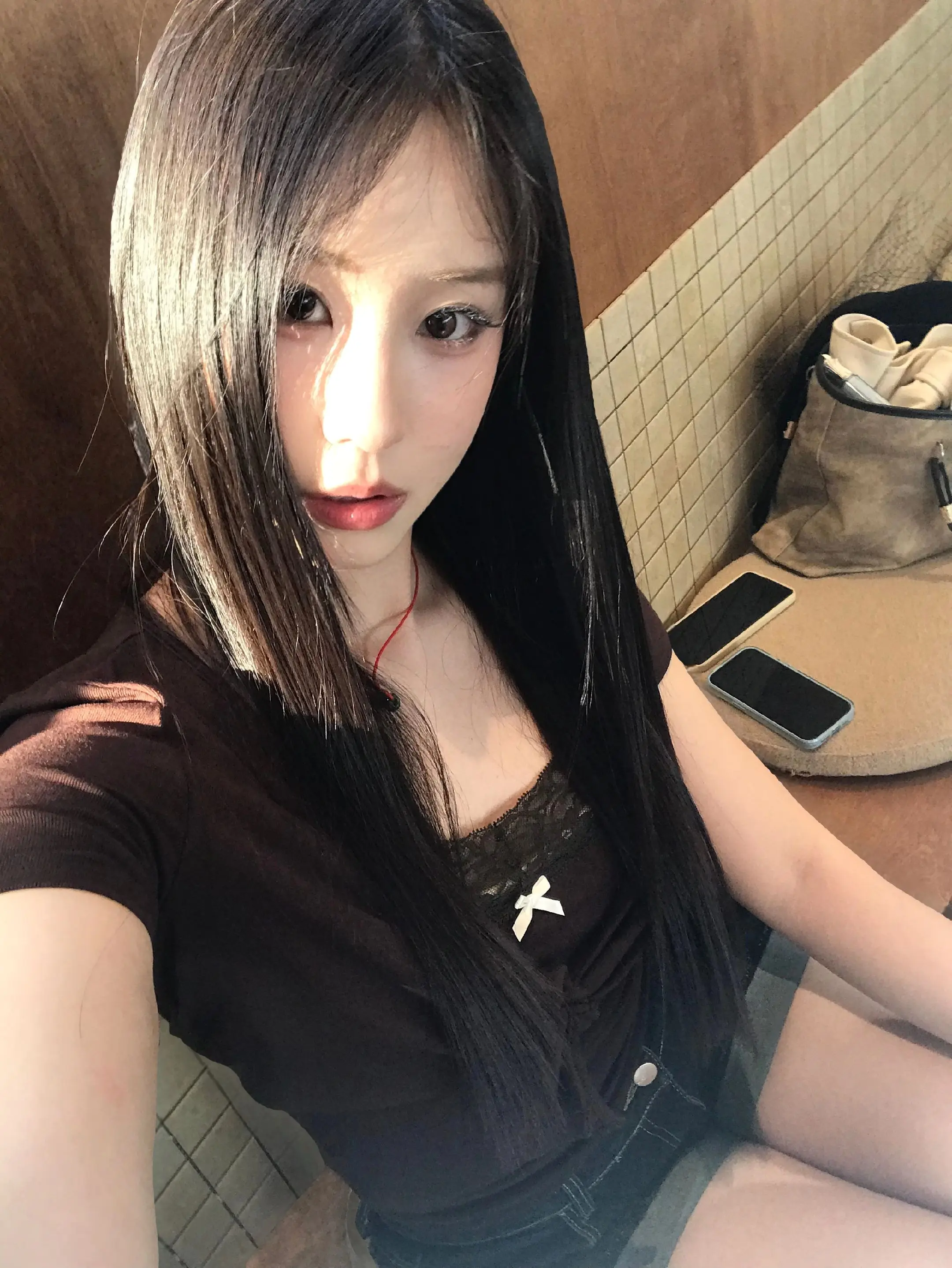 明天要和姐姐约会吗，姐姐可以给你拍照。