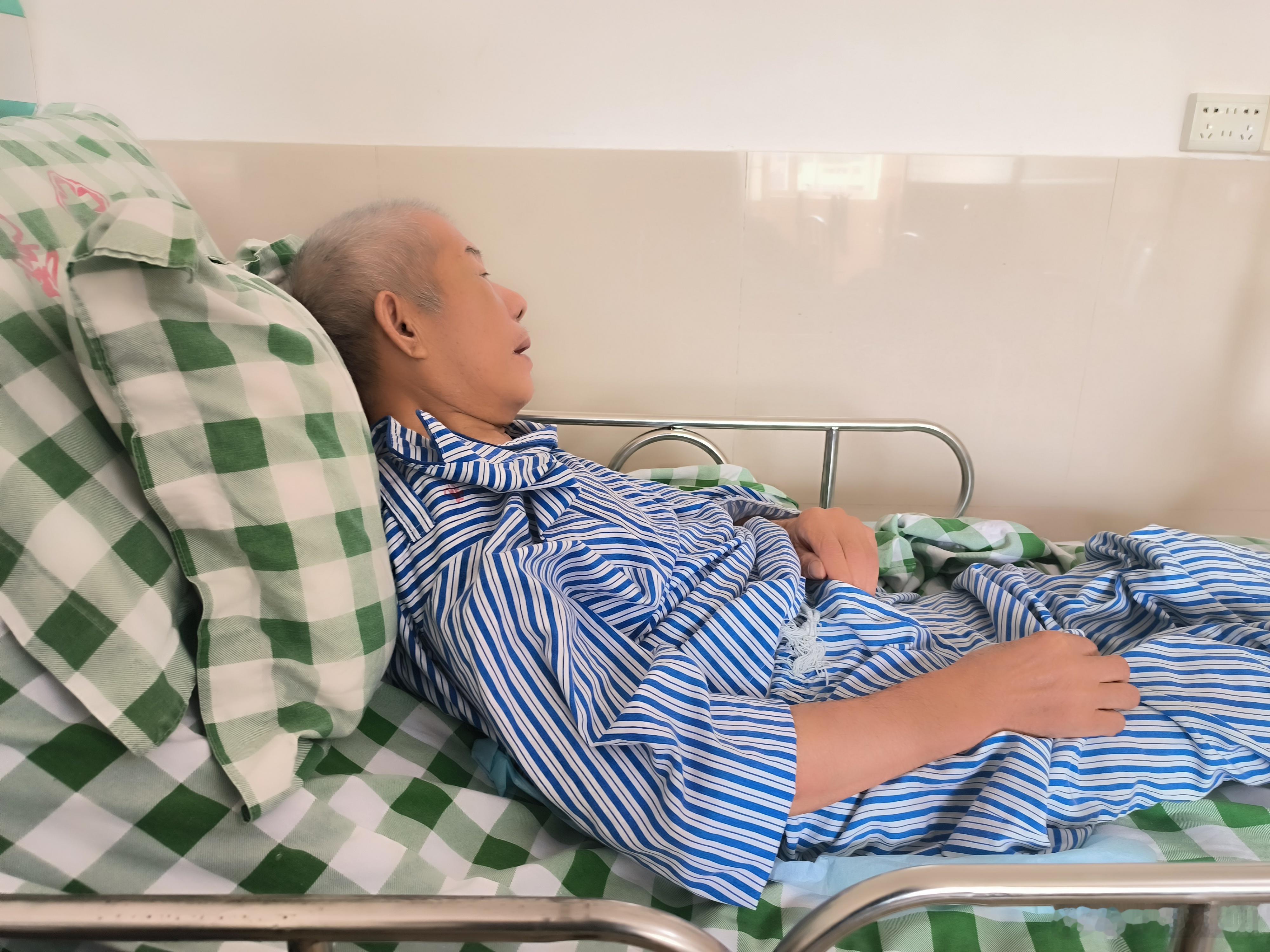 我老爸状态不错，人很精神，应该可以安排出院了。 ​​​
