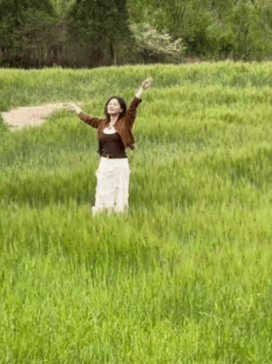 丽江偶遇马思纯网友丽江偶遇马思纯 丽江偶遇马思纯，她站在满是青草的田野里，伸开胳