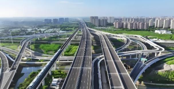 14亿中国人养不起高速？8年亏空6万亿，美国高速免费却能盈利，美国的高速随便上，