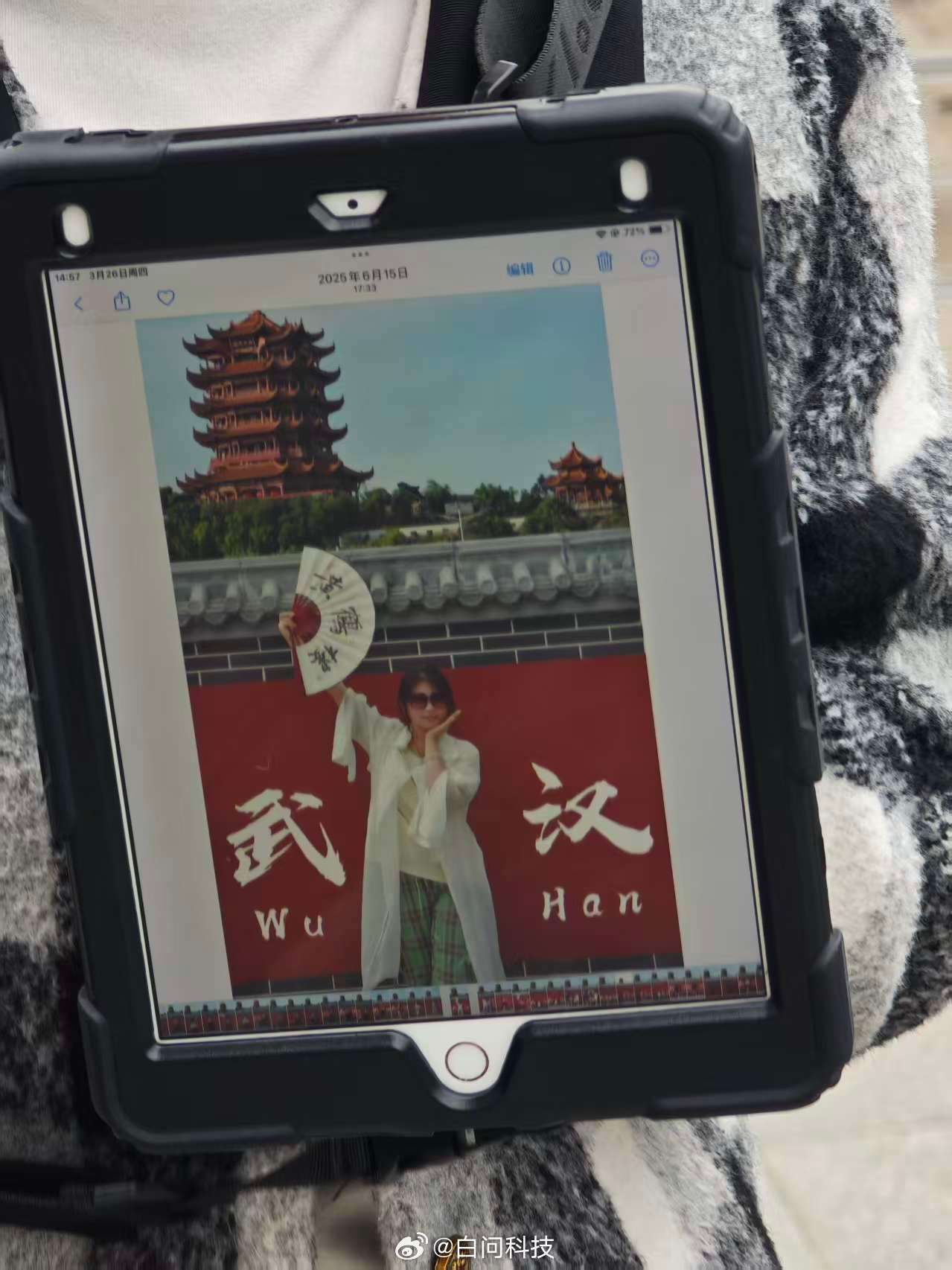 来黄鹤楼红墙这边拍点样张这个打卡点落差好大图一是摄影师的示范图图二是现实中看到的