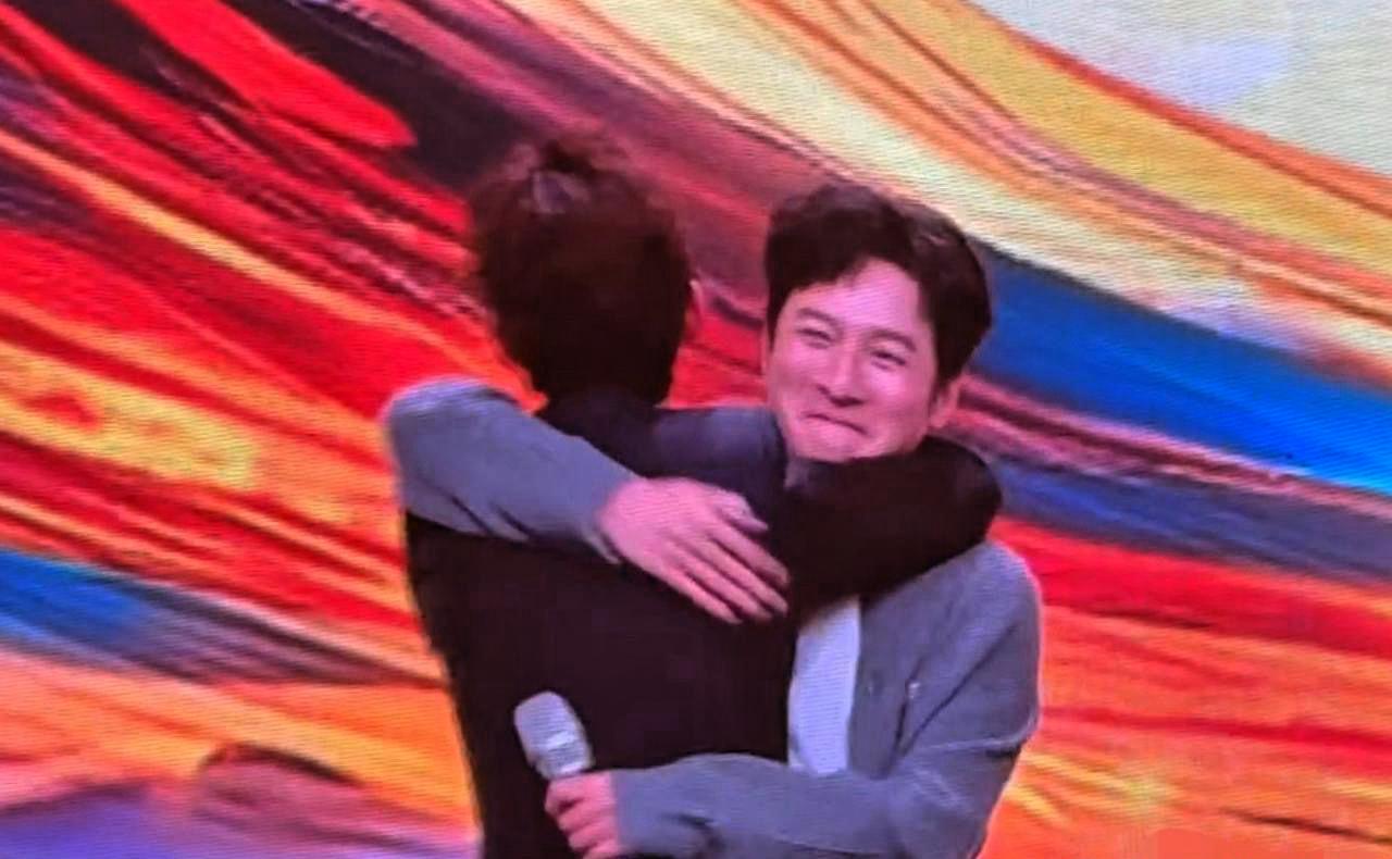 谢娜今晚估计要失眠了，
因为她想不明白，
自己才刚被央视选中主持，怎么李维嘉成为