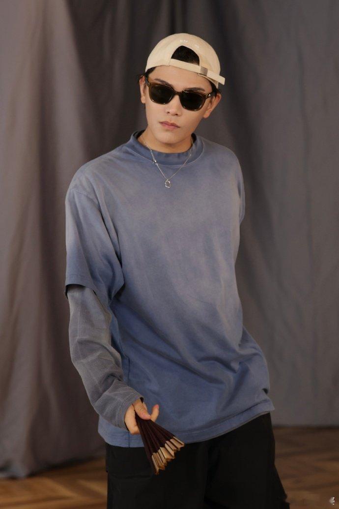 #丁禹兮练习室帅气瞬间#丁禹兮于练习室留下帅气瞬间，身着渐变蓝T彩排时魅力爆棚，