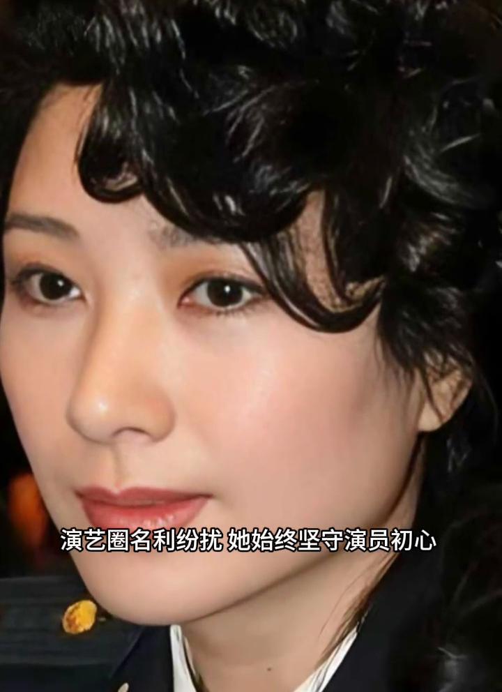 自带清冷气韵的王静仪态从容，演技细腻扎实，收获满满赞誉。演艺圈名利纷扰，她始终坚