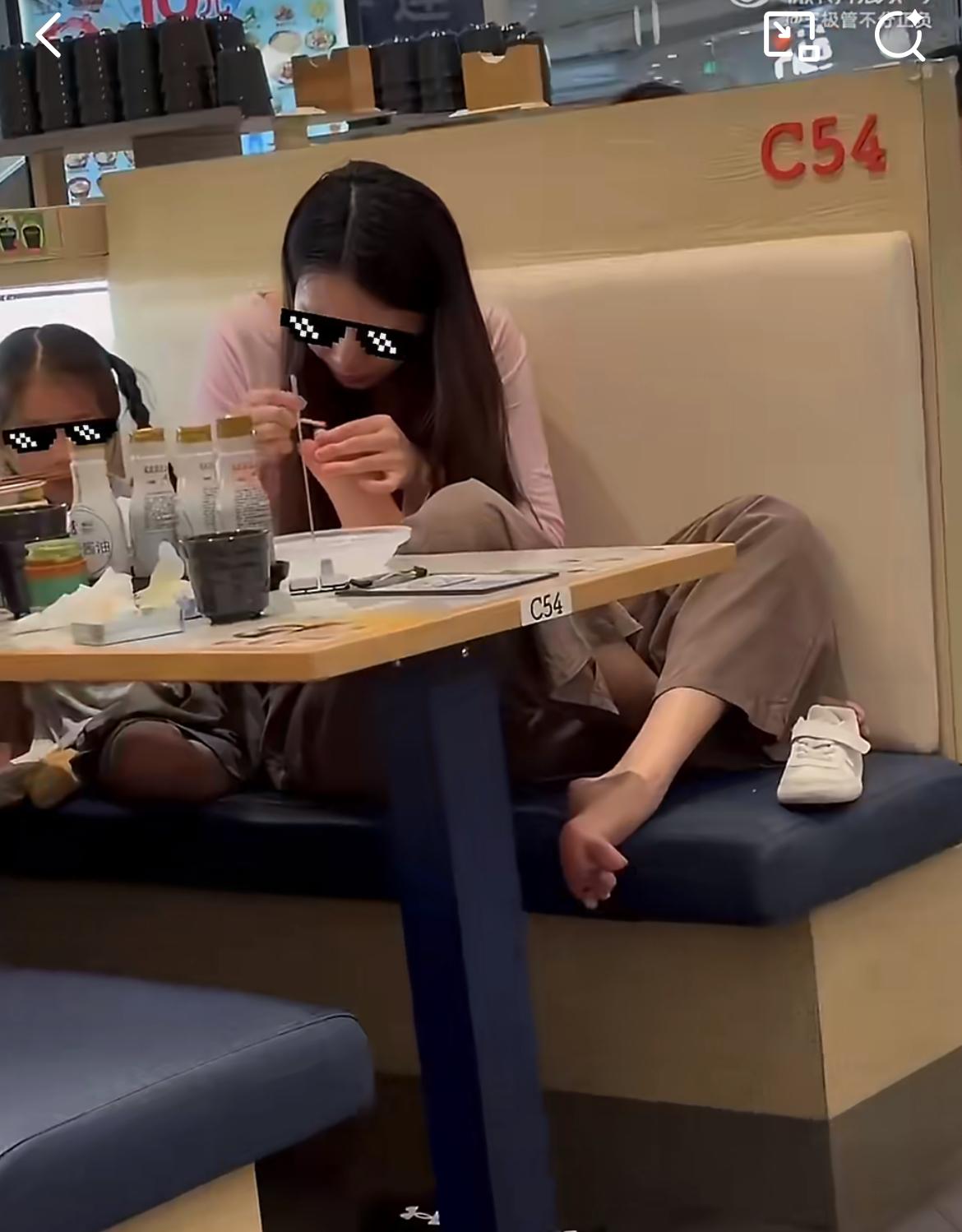这个妈妈真爱孩子，把寿司店变成了修脚房，旁若无人的给孩子修脚、剪指甲。7 月 1