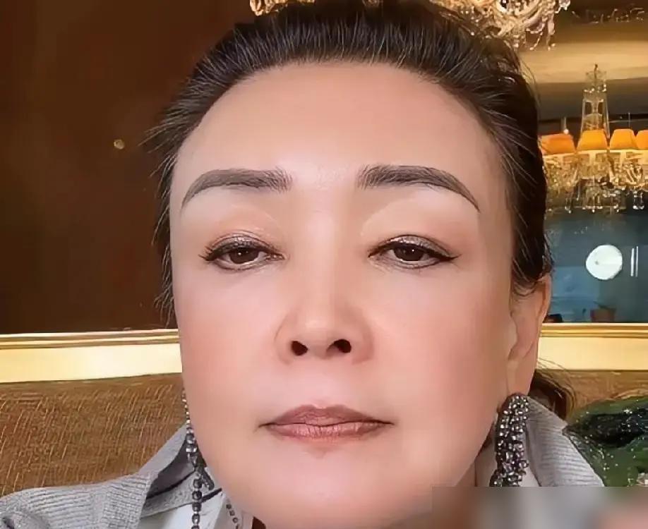 张兰晒了孙子相关视频，转头就被汪小菲直播怒怼。
 
汪小菲说她侵犯隐私博流量，还