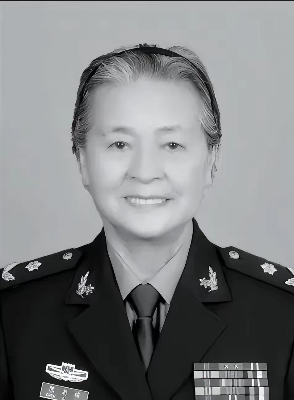 2008年的汶川地震，成都军区某位军长，猛的从凳子上站了起来，厉声训斥一名手下：