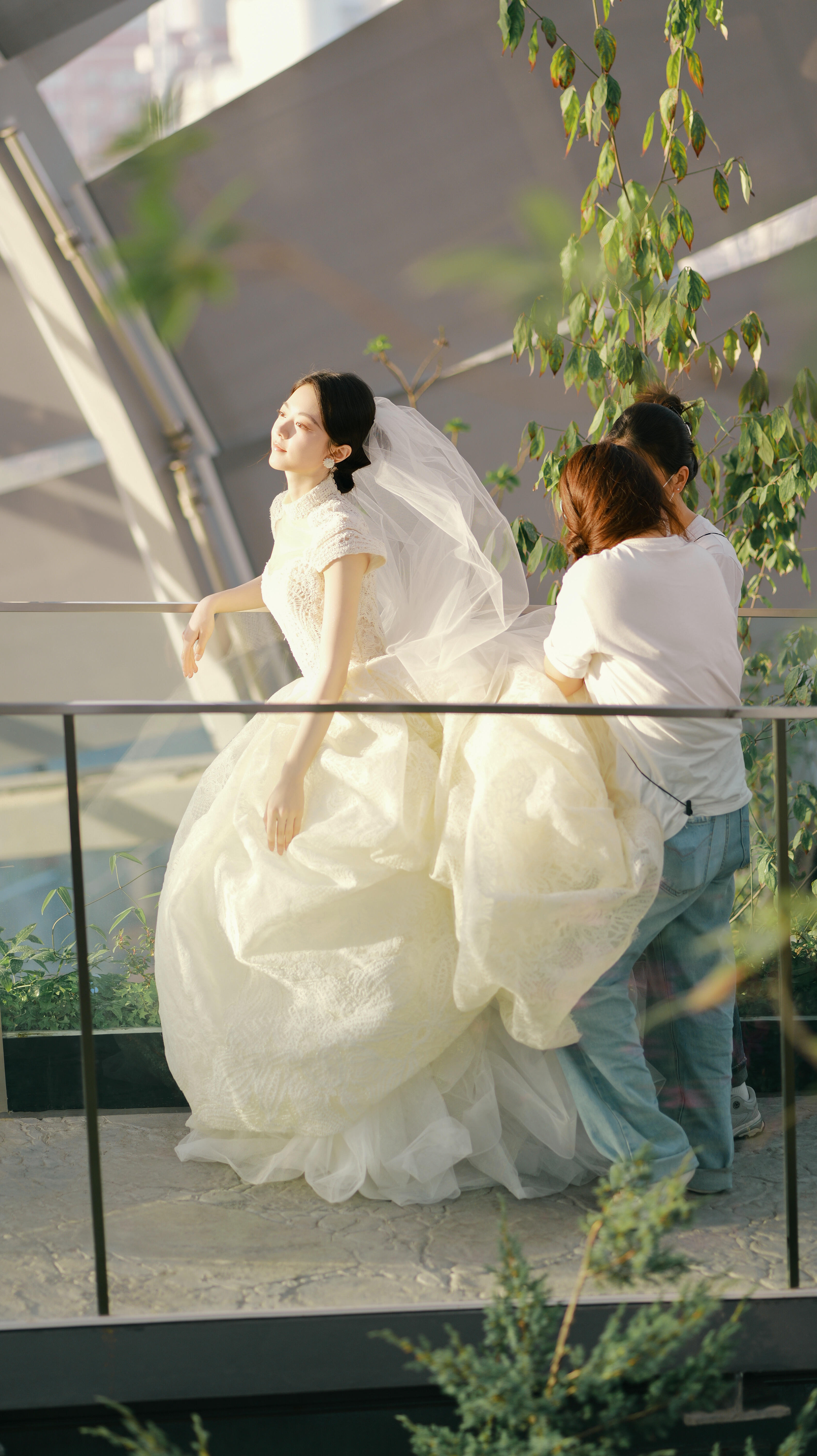 洁白的婚纱 手捧着鲜花💐小麦这组婚纱照好美呀啊啊啊赵今麦聂曦光单人婚纱照