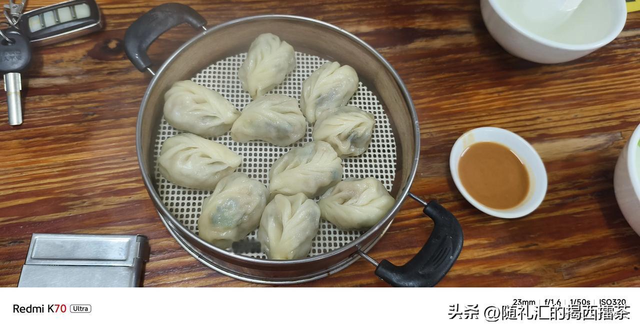 又吃了笼刚蒸好的蒸饺。

又吃了碟很香的炒米粉。

又……看了遍《久别重逢》﻿﻿