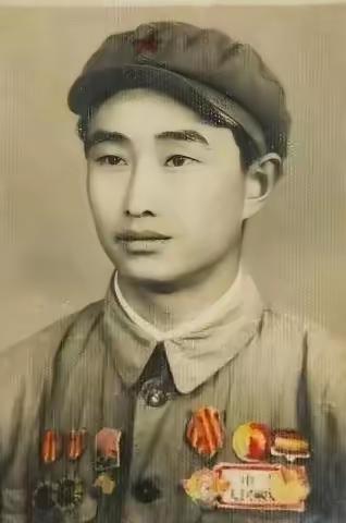 1943年，日军空袭时，八路军一小战士仰面躲在草丛里，看着距离不到100米的敌机