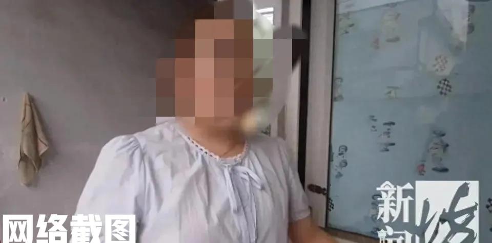 上海有女子与几闺蜜在家中打牌。

在玩牌之前她们事先还说好，谁输了谁请大家吃饭，
