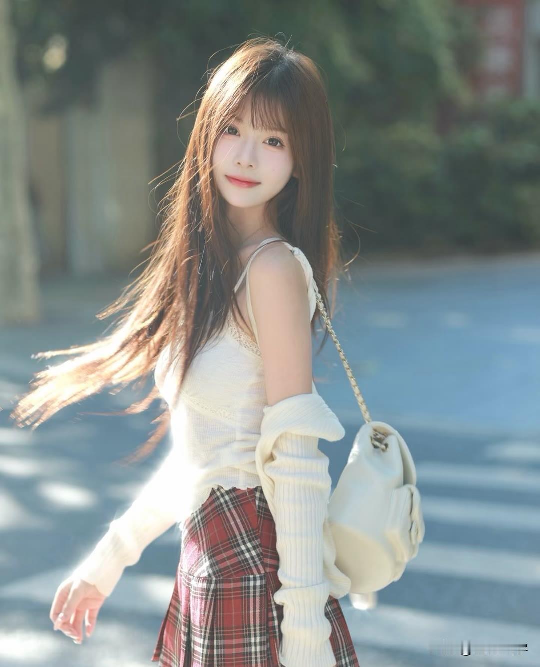 风拂长发，笑靥如花。长发的温柔意境 晚风吹动裙摆