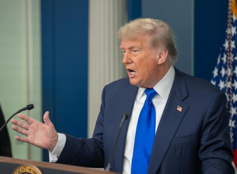 全世界都会看错一个人。这个人就是特朗普，被好多媒体塑造成一个低智、行为不正常、信