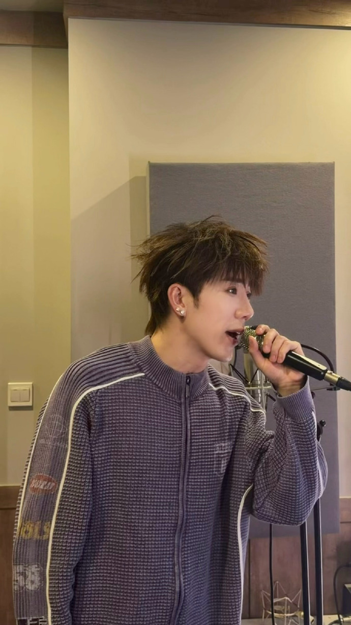 鹭卓狼尾初见雏形 鹭卓这组男友风六宫格日常直接帅到心巴！狼尾发型初见雏形，利落又