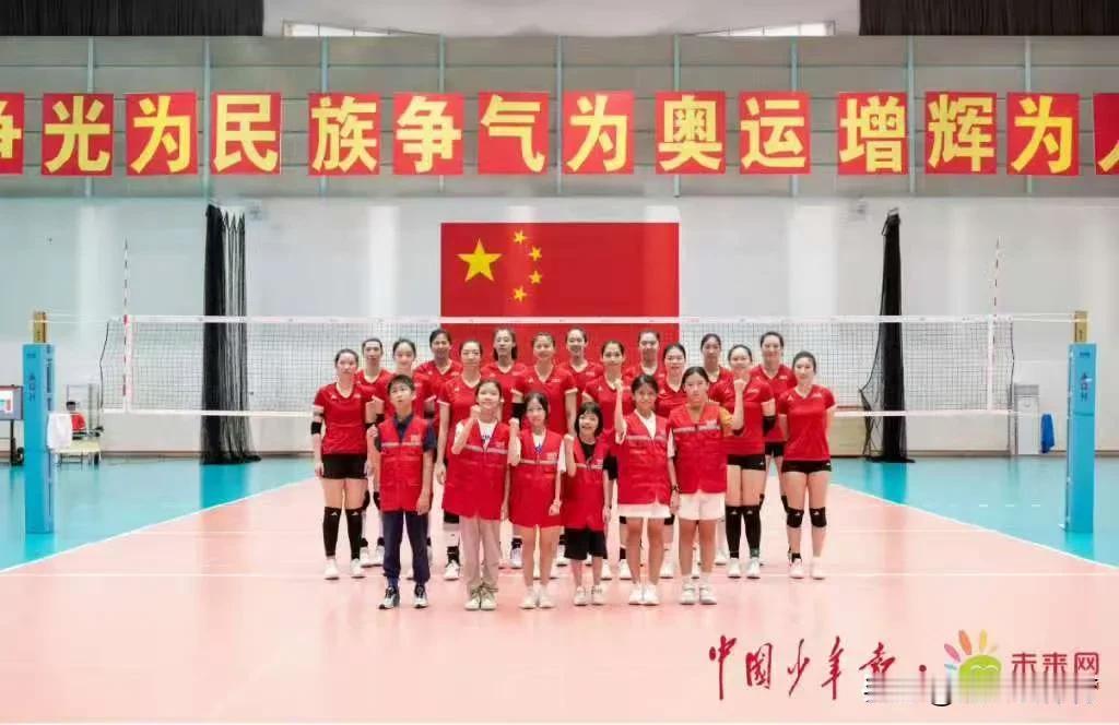 媒体小记者到漳州集训基地采访中国女排，李盈莹再次缺席团队合影。从《中国少年报》今