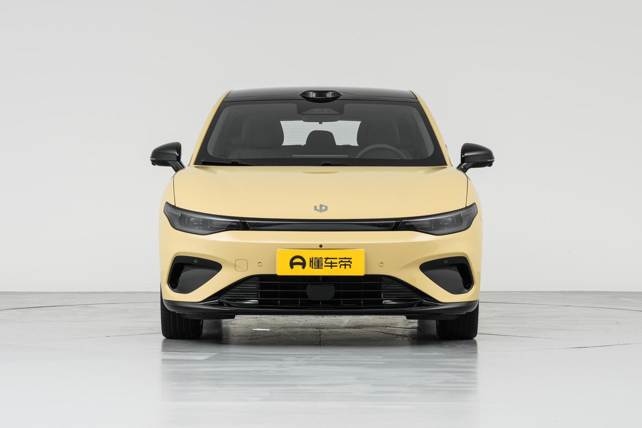 零跑Lafa5卖爆了，运动轿车真能不飘还装得下娃，这车到底动了谁的奶酪？
宽体不