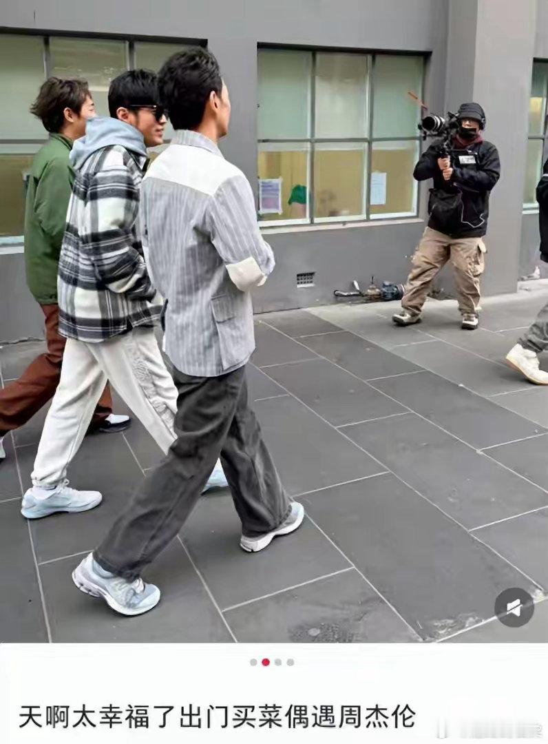 周杰伦风波后高调现身！在墨尔本跟吴尊拍综艺，有说有笑假发抢镜 