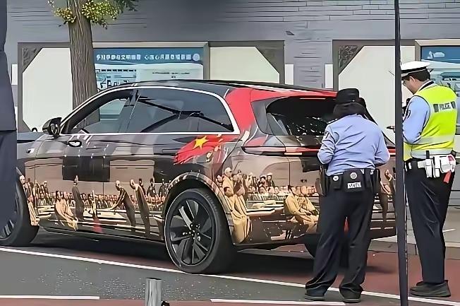 把爱国贴满车身，
触犯了什么法律？