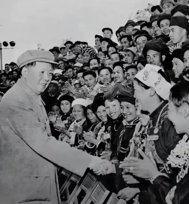 伟人与代表，民族大团结！