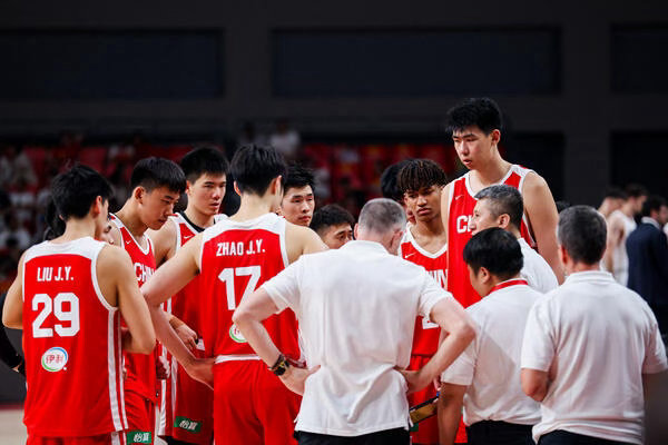 中国男篮将开启热身赛及世预赛备战热身赛对阵FMP拉德尼基队，中国男篮4分险胜！王