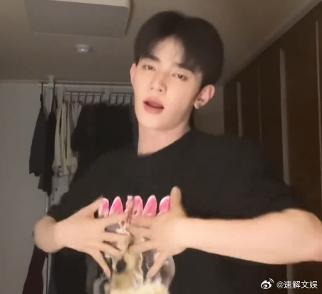 章昊更新手势舞章昊最新手势舞营业 捕捉章昊营业心动瞬间，全新手势舞片段释出，可爱