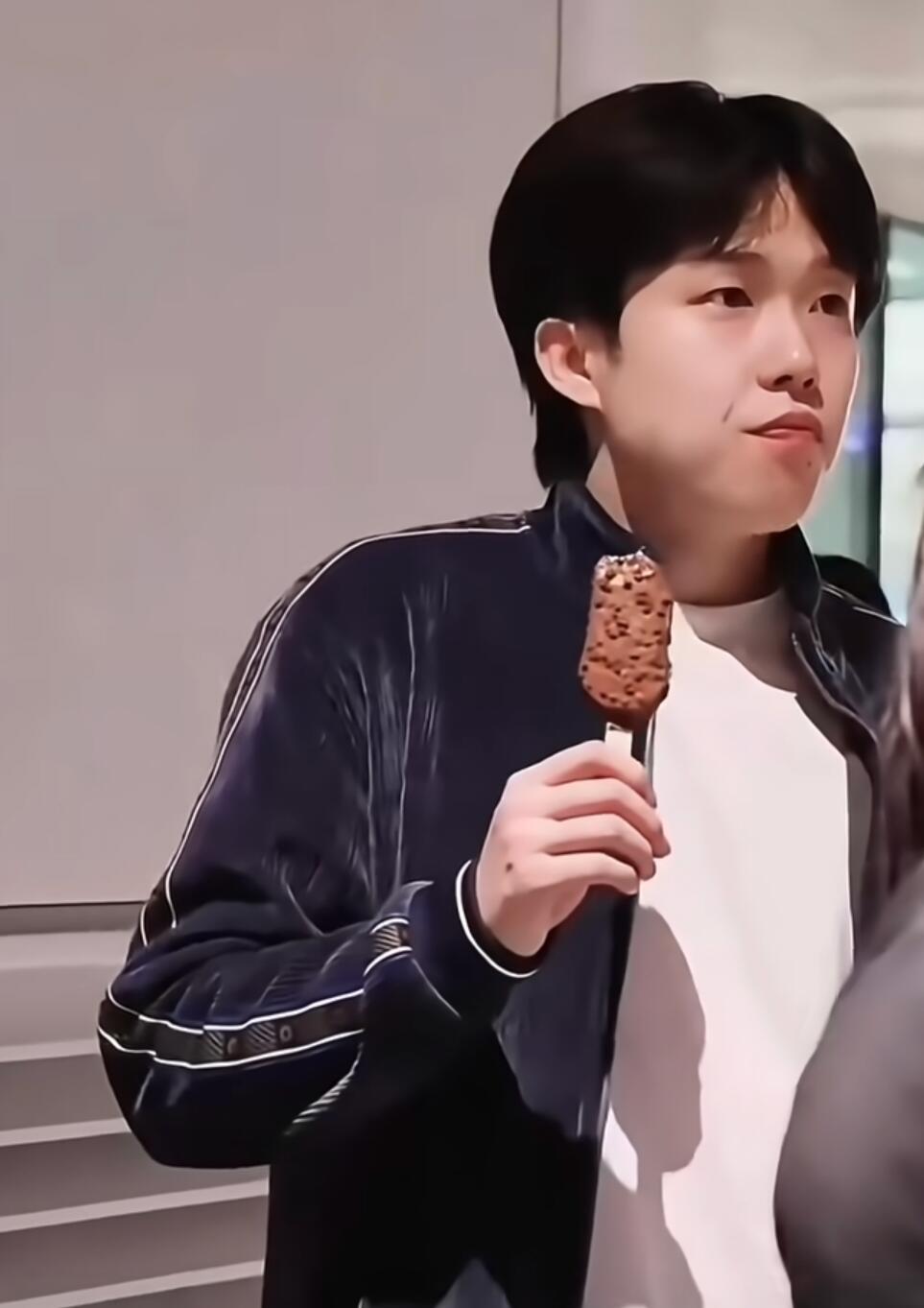 王楚钦开心吃雪糕王楚钦对雪糕的执着 