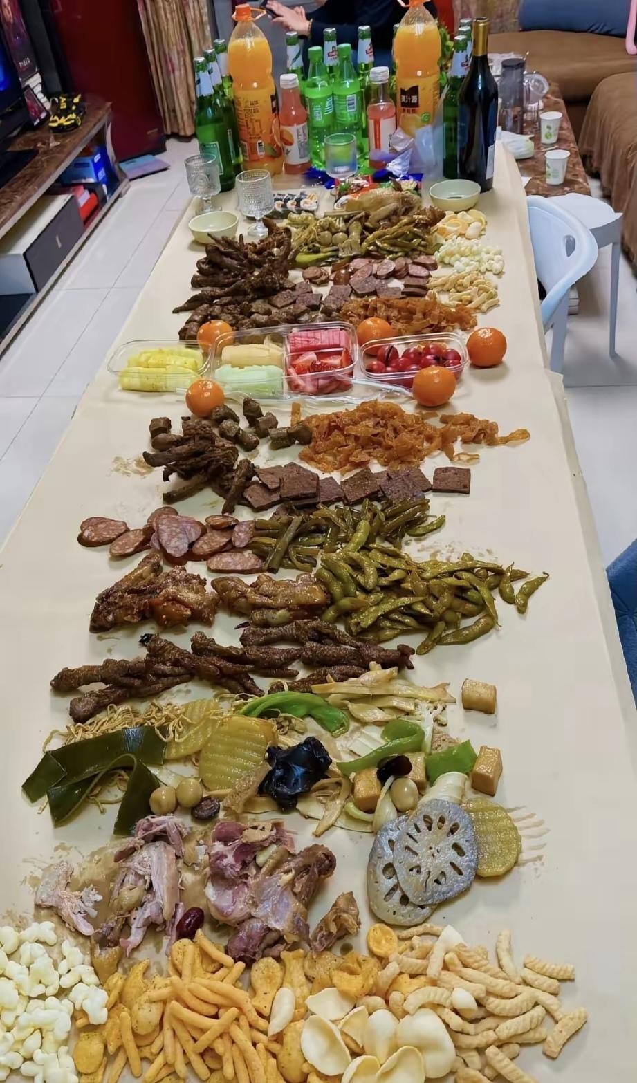 真搞不懂现在年轻人的聚餐审美！
外甥女和朋友聚会，整了满满一桌子所谓的“漂亮饭”