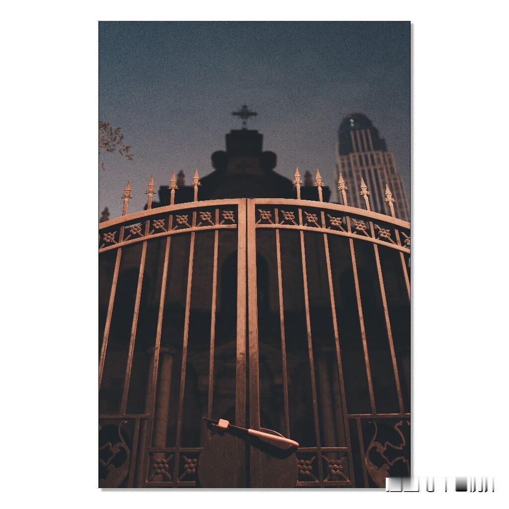 夜色中的紫竹林教堂
索尼A7R5 35 F1.4拍摄#城市##风光#