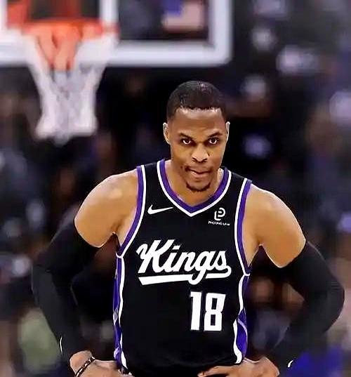 威少指着东契奇的鼻子疯狂喷垃圾话，换来裁判一声冷冰冰的哨响。抬头一看记分牌，他效