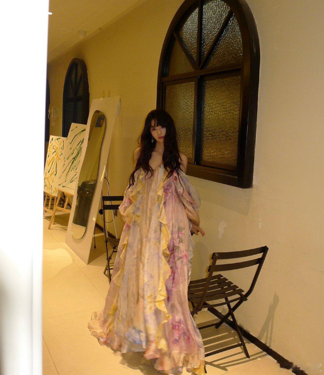 #田曦薇抹胸繁花仙女裙# 好美的田曦薇，这次的造型真的很适合她，期待红毯喽#田曦