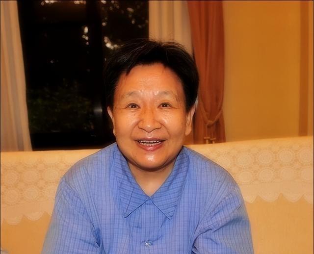 1968年，毛主席突然发现，士兵们见到自己女儿李讷时，竟主动行军礼，好奇的毛主席