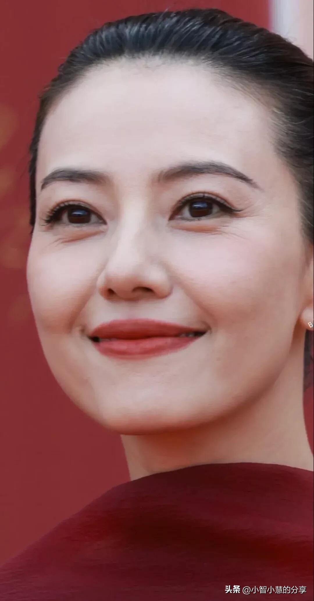 女神好漂亮啊，即使有鱼尾纹，还是那么美丽、大方、优雅、知性，这才是正常的自然美，