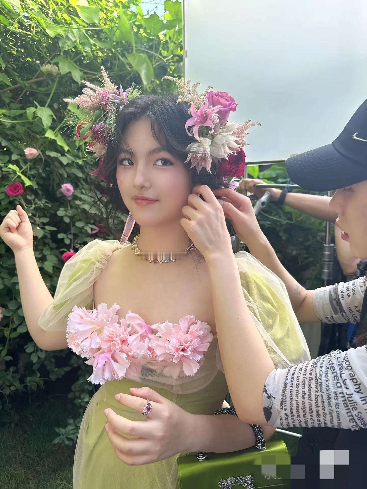 李湘把女儿养的太幸福了！不是豪车代言就是芭莎写真。既看了外面的世界，又可随时回来