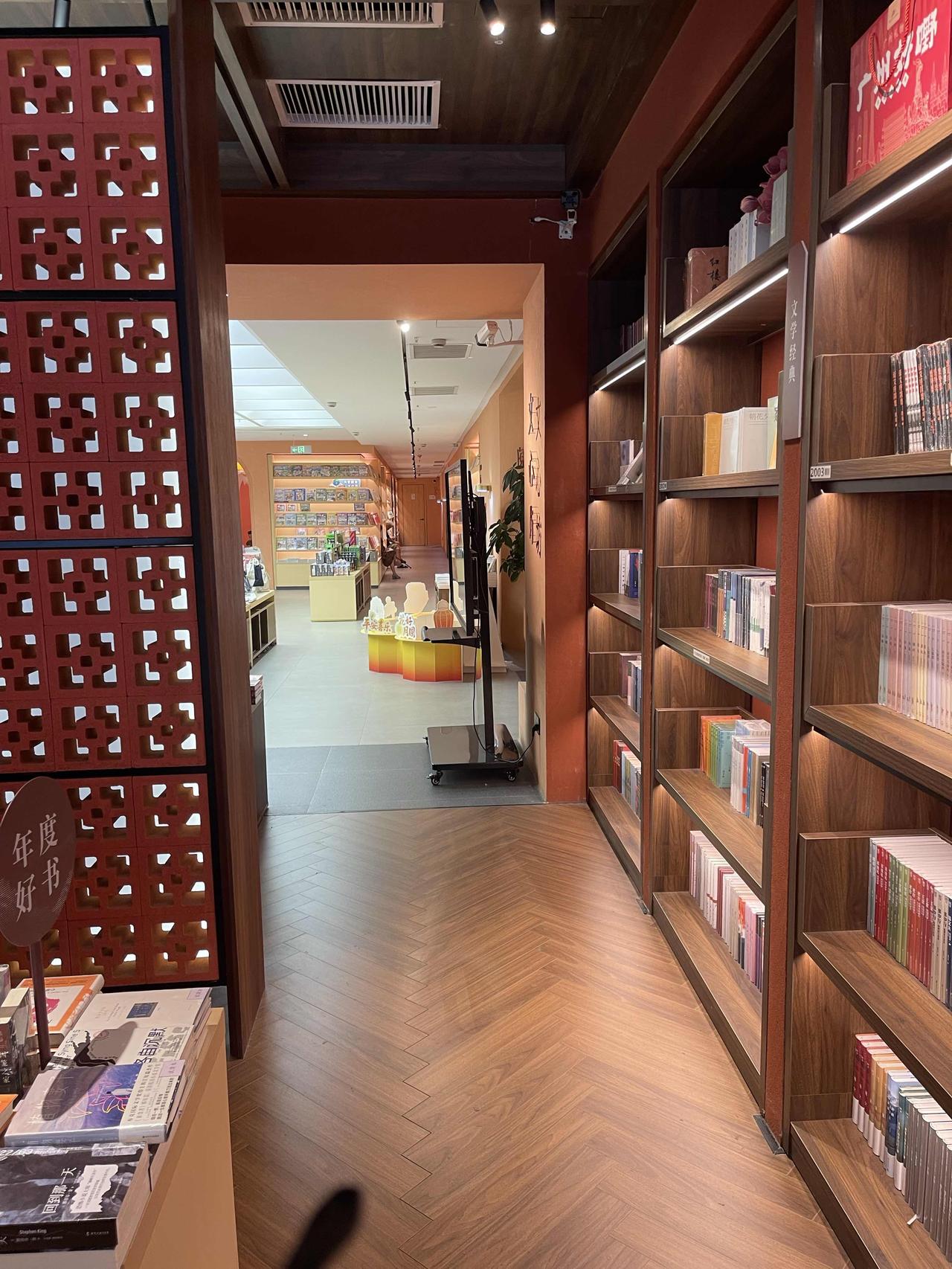 清晨推开窗，风里带着泥土和青草的甜，阳光斜斜地铺在阳台上，像一层薄纱轻轻盖在皮肤