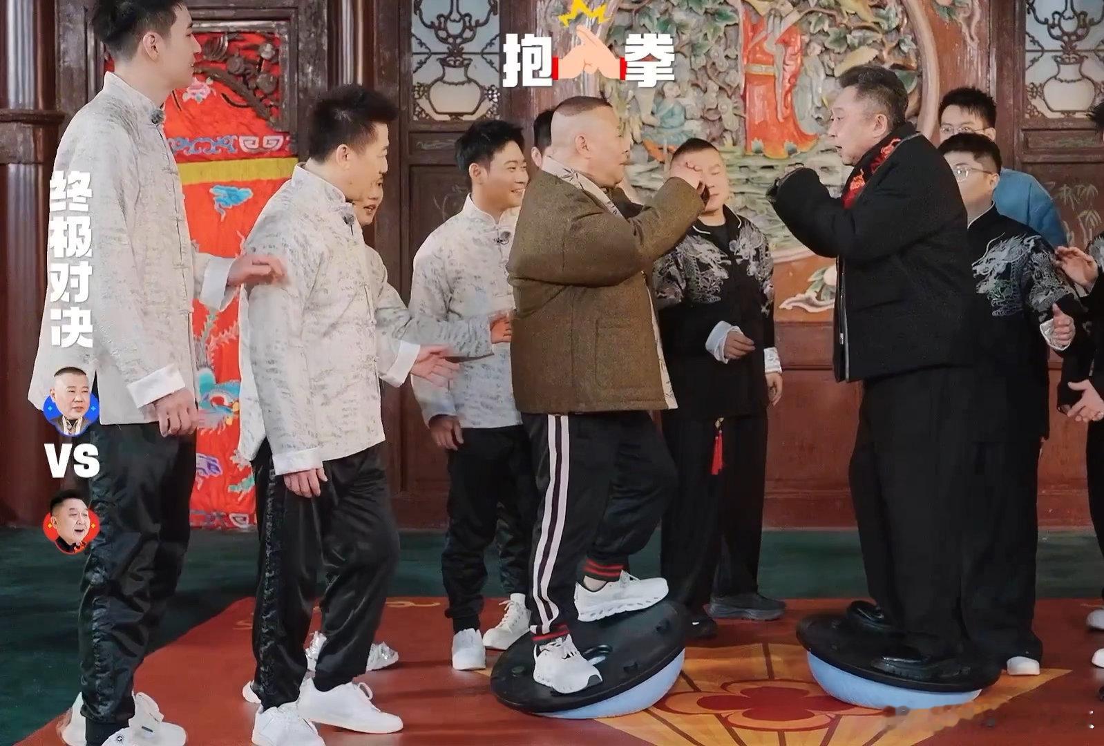 郭德纲于谦五旬老人驯服瑜伽球 被郭德纲于谦的活力折服！五旬高龄玩瑜伽球，动作娴熟